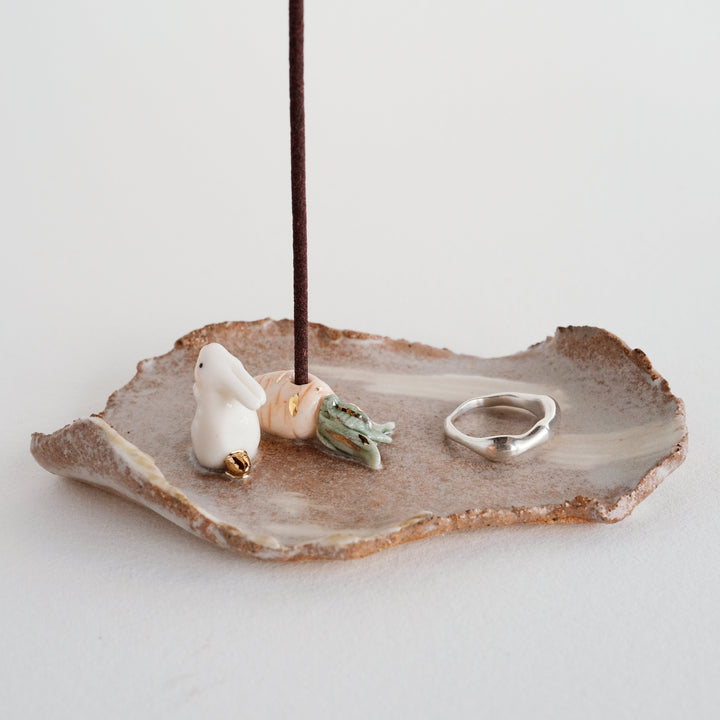 Frayed Slab Dish | Rabbit and Carrot