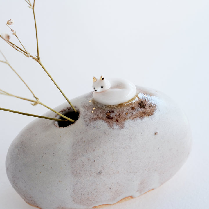 Pebble Vase | Curled Fox