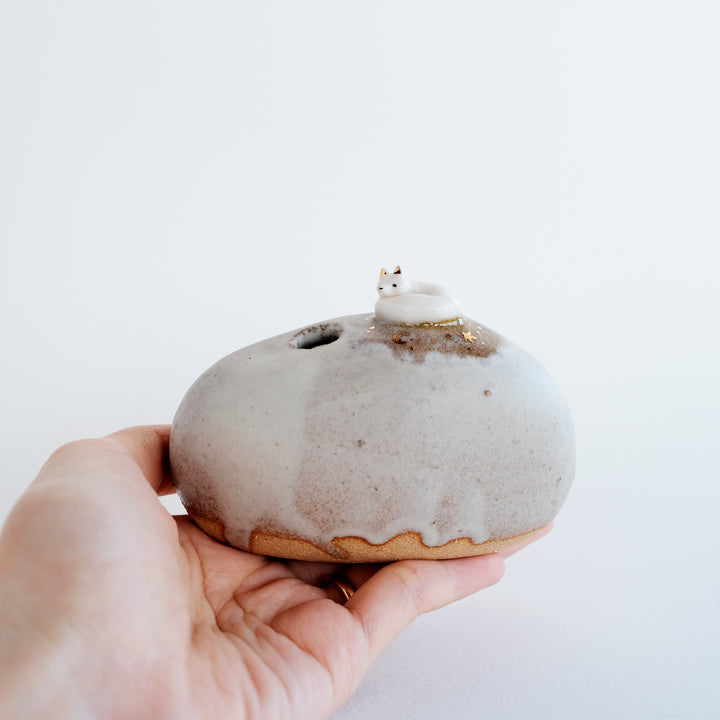 Pebble Vase | Curled Fox
