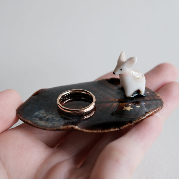 Leaf Guardian Ring Holder | Alert Deer