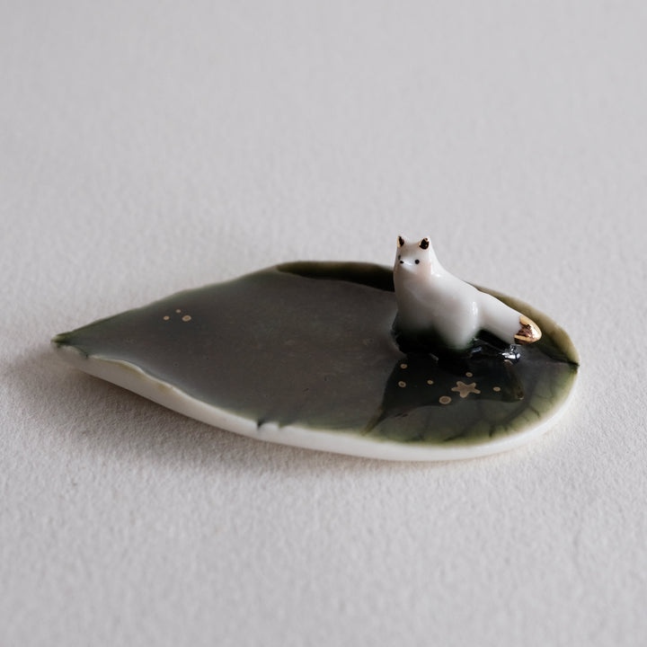 Leaf Guardian Ring Holder | Side Fox